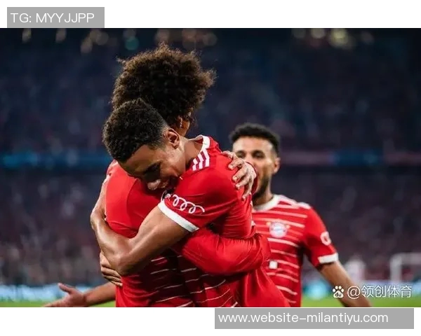 穆西亚拉亲临训练场为队友加油助威并热情签名回馈球迷